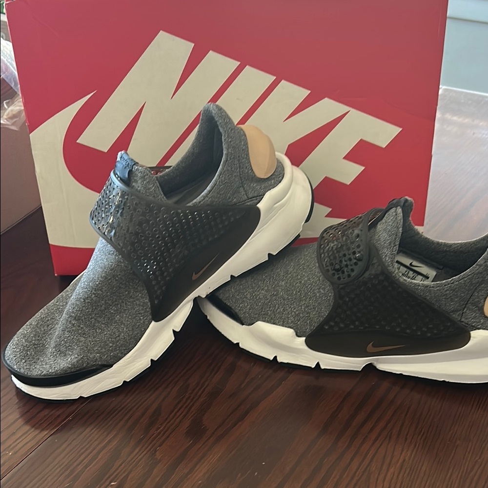 Nike Gray and black sock dart SE